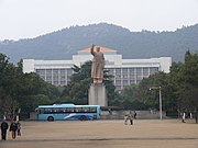 Yuquan campusen Mao Zedongen estatua.