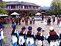 Mujeres de la minoría Naxi bailando en la Plaza del Mercado Viejo - Naxi women dancing in Old Market Square