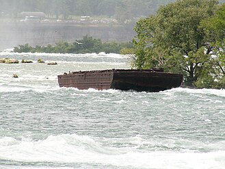 1912 auf Grund gesetztes Müllschiff oberhalb der Fälle