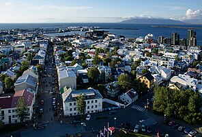 Blick von der Hallgrímskirkja auf die Stadt