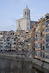 Català: La Catedral i el riu Onyar Italiano: La Cattedrale e il fiume Onyar.