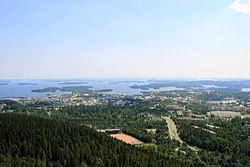 Il centro di Kuopio e il lago Kallavesi visti dalla torre Puijo