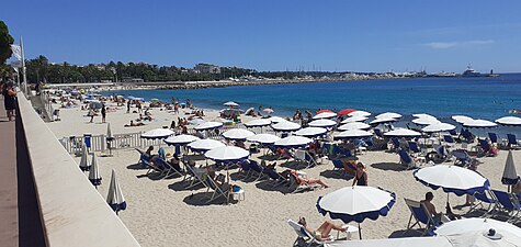 Vue sur la plage publique Zamenhof (dite aussi « plage des Gabres ») sur la Croisette.