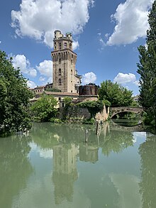 Ein Turm der ehemaligen Sternwarte. Im Vordergrund sieht man den Kanal der sich in zwei Richtungen aufteilt