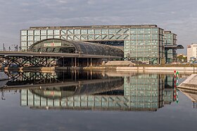 Die Ostseite des Berliner Hauptbahnhofs vom Alexanderufer (Richtung Charité) aus gesehen