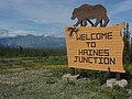 Alaska Highway mit Hinweisschild für Haines Junction / Alaska