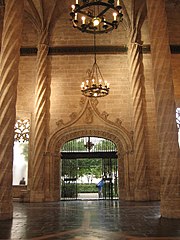 Puerta al patio interior de la Lonja de la Seda.