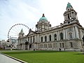 Vue montrant l'hôtel de ville de Belfast avec la roue de Belfast sur le côté, fin mars 2010