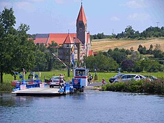 Mainfähre bei Wipfeld, im Hintergrund Kloster St. Ludwig