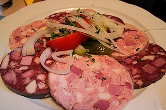 Roter und weißer Pressack - red and white head cheese