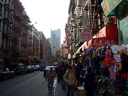 Fila di negozi in una strada di Chinatown