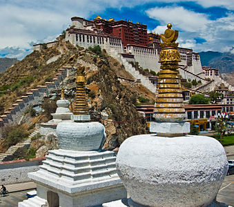 Stupao antaŭ la Palaco Potala.