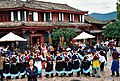 Mujeres de la minoría Naxi bailando en la Plaza del Mercado Viejo - Naxi women dancing in Old Market Square