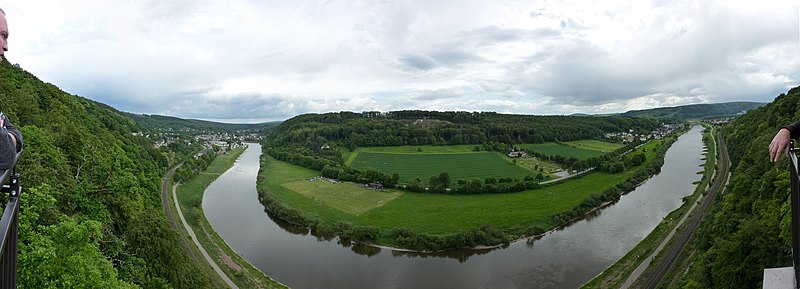 Panorama vom Weser-Skywalk auf den Hannoverschen Klippen in das Wesertal (links Bad Karlshafen).