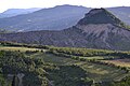 La piana dove si sono accampati i tanti eserciti che nel corso dei secoli hanno cercato di conquistare il paese e la fortezza. L'unico lato debole dell'inespugnabile rupe di S.Leo.Sullo sfondo, in primo piano, Maioletto con i ruderi del castello