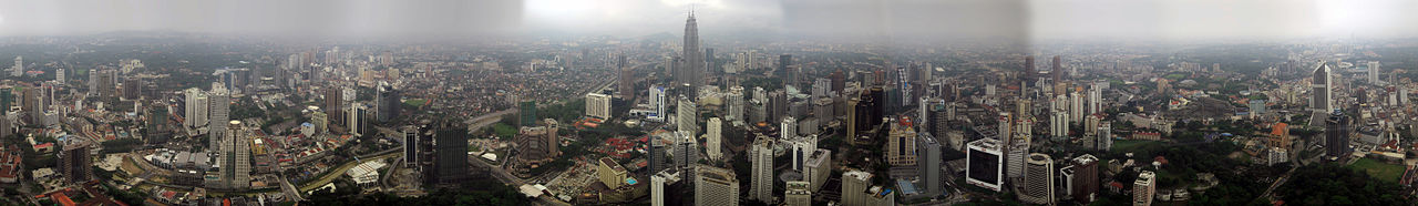 Panorámakép a város keleti részéről, a Menara Kuala Lumpurból (Kuala Lumpur Toronyból) fotózva. Középen a Petronas ikertornyok.