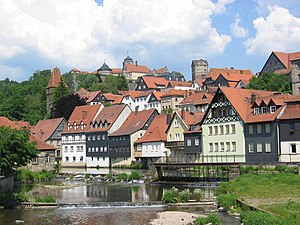 Dreistufiger Stadtaufbau von Kronach über dem Fluss Haßlach mit Festung Rosenberg