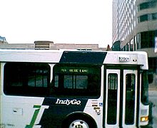 Una vista lateral de un autobús IndyGo