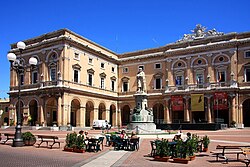 Piazza Leopardi e palazzo comunale