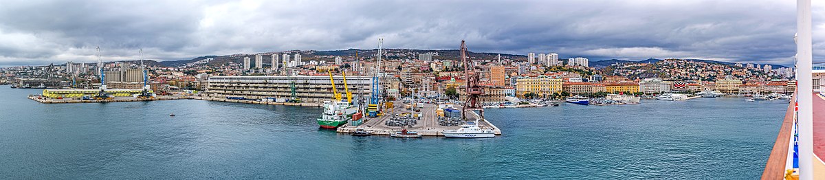 Panoramavy över Rijekas centrala hamn och färjeläge.