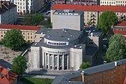 Södra entrén finns vid Rosa-Luxemburg-Platz och Volksbühne.