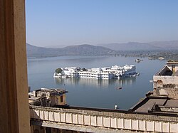 Il "Lake Palace Hotel" visto dall'alto del "City Palace"