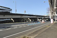 2017年に新設された名古屋市営金城ふ頭駐車場への連絡路。画像左 :インター料金所を出て現れるループ。画像右：ループ通過後、インターのランプウェイの下をくぐり抜けて金城ふ頭駐車場に直通。