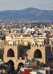 Torres de Serrans amb la Serra Calderona de fons