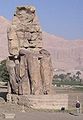 Colossi di Memnone, rappresentanti Amenhotep III. Questa statua si trova al di fuori di Luxor.