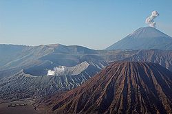 Vulcani Bromo (sinistra) e Semeru