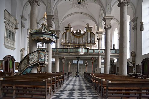 Innenraum nach Westen mit Orgel