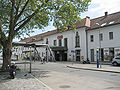 Das Bahnhofsgebäude mit dem erneuerten Vorplatz