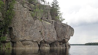 Puulan rantakallio Väisälänsaaren eteläpuolella