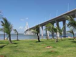 Ponte Haiwan nella baia di Zhanjiang visto dal parco lungomare.