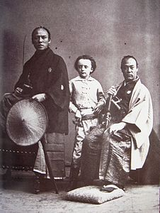 Nadarning oʻgʻli (oʻrtada) Yatsu Kanshiro (chapda) va nomaʼlum samuray (oʻngda), Nadar tomonidan suratga olingan. Ular 1863 yilda Yaponiyaning Evropadagi ikkinchi elchixonasi aʼzolari edi