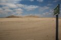 Indicazioni stradali per la Duna numero 7 sulla strada dentro il Namib-Naukluft National Park