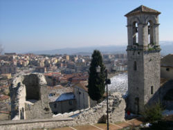 Campobasso - Panorama della città dalla scalinata che collega il centro storico al viale della Rimembranza, che giunge al Castello Monforte; in primo piano il campanile di San Bartolomeo.