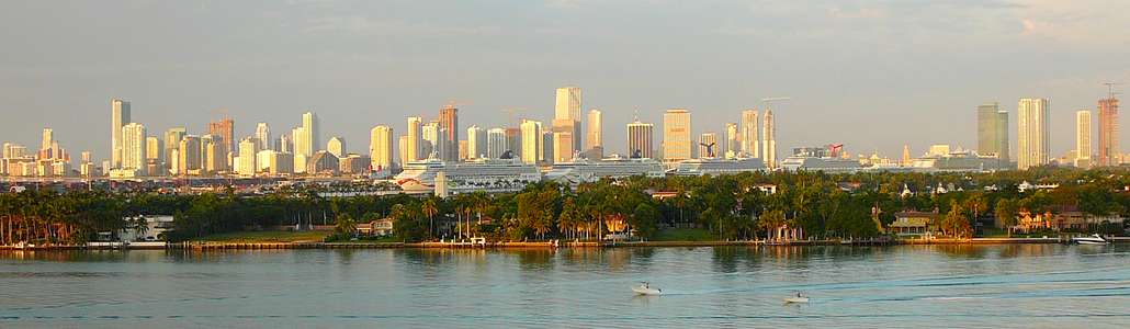 Zgârie norii din centrul orașului Miami văzuți din South Beach.