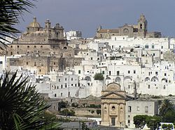 Veduta delle bianche case di Ostuni