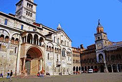 Piazza Grande. A sinistra la fiancata del duomo e a destra il palazzo comunale