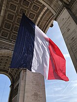 Drapeau tricolore suspendu à la voûte de la grande arcade.