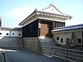 重要文化財：三ノ門東塀（左側）、三ノ門南櫓（中央）、筋鉄門東塀（左側）