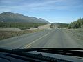 Highway nördlich von Destruction Bay mit den Bergen des Kluane-Nationalpark / Yukon Territory