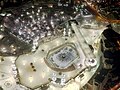 Mekan Masjid al-Haram pyhäkkö ja sen Kaaban kier­tä­jiä Abraj Al Baitin tor­neis­ta näh­tynä.