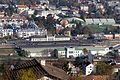 Blick vom Himmelhof: Im Vordergrund das südliche Stationsgebäude mit der U4-Station, dahinter das nordseitige Stationsgebäude und dazwischen die Gleisanlagen der ÖBB