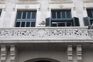 Català: Balcó de l'Ajuntament. Italiano: Balcone dell'Ayuntamiento.