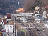 駅遠景（2011年1月）。右側でバスが停車している場所が北口駅前広場で、跨線橋の下にホームと駅舎がある。左側の階段が南口（昇降棟・南口広場整備前）