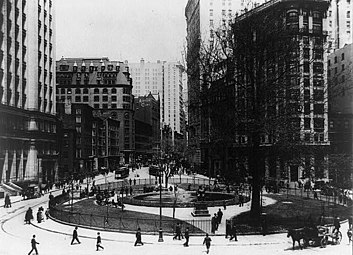 A park látképe 1907-ben északfelé, Abraham de Peyster polgármester szobrával a déli részen.