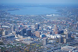 Skyline del centro con il lago Onondaga visibile sullo sfondo