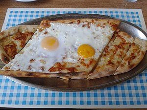 Peynirli ve yumurtalı pide